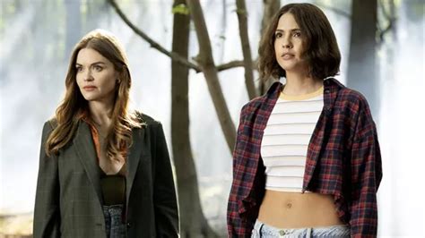 shelley hennig tetas|Teen Wolfs Shelley Hennig Talks Being Naked in the Movie